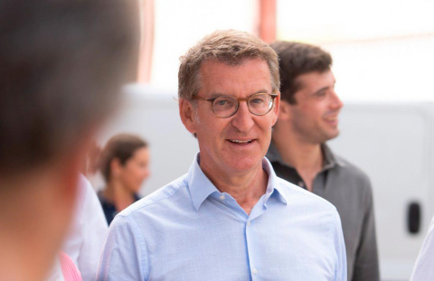 Alberto Núñez Feijóo paseando por la calle. - PP Alberto Núñez Feijóo paseando por la calle. - PP