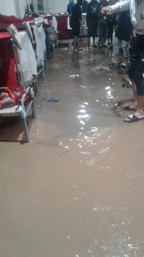 Carpas del V Pino en Melilla, habilitadas para los jóvenes extutelados, melillenses sin hogar y marroquíes atrapados tras el cierre de frontera. Foto: Rosa Pérez. Carpas del V Pino en Melilla, habilitadas para los jóvenes extutelados, melillenses sin hogar y marroquíes atrapados tras el cierre de frontera. Foto: Rosa Pérez.