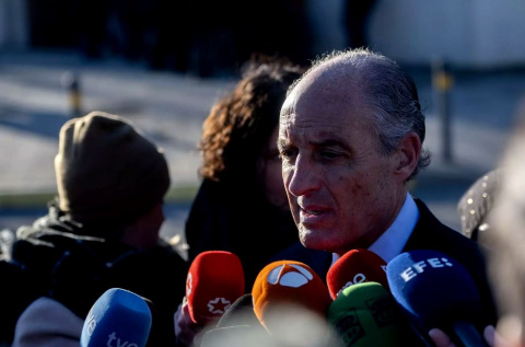  Francisco Camps atiende a los medios tras una de las sesiones del juicio. - Alberto Ortega / Europa Press