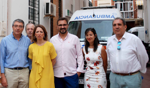  A la izquierda, el actual alcalde rinconero Francisco Salado y la presidenta del PP de Málaga, Patricia Navarro, manifestándose en las Urgencias cuando el PSOE gobernaba la Junta. - D.B.