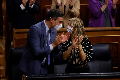  El presidente del Gobierno, Pedro Sánchez, aplaude junto a la ministra de Trabajo, Yolanda Díaz, durante el pleno celebrado este jueves en el Congreso.- EFE/Juan Carlos Hidalgo