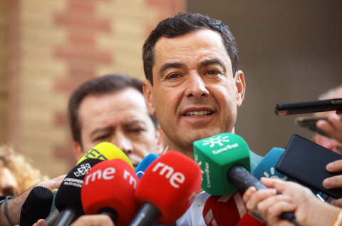 El presidente del PP andaluz y de la Junta, Juanma Moreno atiende a los medios tras votar en Málaga. -ÁLEX ZEA / Europa Press El presidente del PP andaluz y de la Junta, Juanma Moreno atiende a los medios tras votar en Málaga. -ÁLEX ZEA / Europa Press