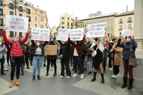  Varias mujeres sostienen diferentes pancartas en una manifestación contra la sumisión química, a 20 de noviembre de 2021, en Madrid (España).- Isabel Infantes / Europa Press