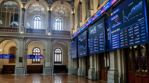 Paneles que muestran índices bursátiles en el interior del Palacio de la Bolsa (Foto de Archivo). -RICARDO RUBIO / Europa Press