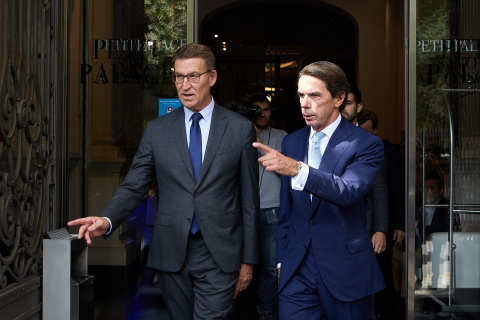 Alberto Núñez Feijóo y el expresidente del Gobierno de España José María Aznar a su salida de la clausura el Campus FAES 2023 Europa. -JESÚS HELLÍN / Europa Press