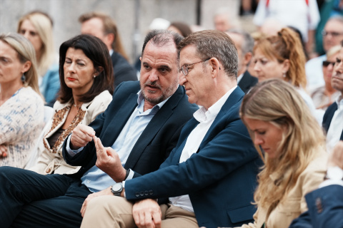 El xpresidente del PP vasco, Carlos Iturgaiz y el líder del PP, Alberto Núñez Feijóo durante un homenaje del Partido Popular a Miguel Ángel Blanco (Foto de Archivo). -H. BILBAO / Europa Press El xpresidente del PP vasco, Carlos Iturgaiz y el líder del PP, Alberto Núñez Feijóo durante un homenaje del Partido Popular a Miguel Ángel Blanco (Foto de Archivo). -H. BILBAO / Europa Press