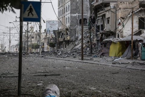 Daños en las calles de la ciudad de Gaza, después de un ataque aéreo israelí dirigido al Banco Nacional. -MOHAMMED TALATENE / Europa Press