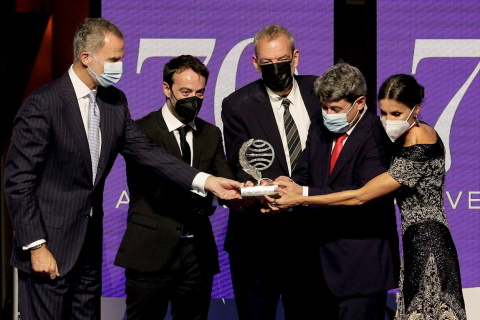 El rey Felipe VI y la reina Letizia entregan el Premio Planeta a los guionistas y escritores Agustín Martínez, Jorge Díaz y Antonio Mercero, presentados bajo el seudónimo de Carmen Mola con la novela 'La bestia'. EFE/Quique García El rey Felipe VI y la reina Letizia entregan el Premio Planeta a los guionistas y escritores Agustín Martínez, Jorge Díaz y Antonio Mercero, presentados bajo el seudónimo de Carmen Mola con la novela 'La bestia'. EFE/Quique García