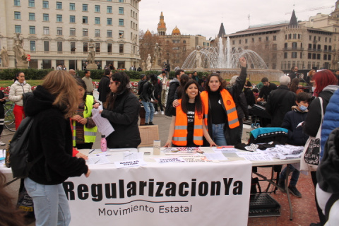  Activistas de Regularización Ya recogiendo firmas en plaça Catalunya, Barcelona / Ana Rojas
