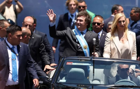  Milei se encamina a la Casa Rosada junto a su hermana, en Buenos Aires, a 10 de diciembre de 2023.- REUTERS/Agustín Marcarian