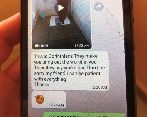 A través de WhatsApp, Yussuf narra su experiencia en el Centro de Detención en Corinto y comparte un vídeo de un suicidio. Foto: Mireia Rimbau.