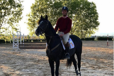  Juan García-Gallardo Frings, candidato de Vox a la Junta de Castilla y León, posa ufano sobre un caballo.- VOX