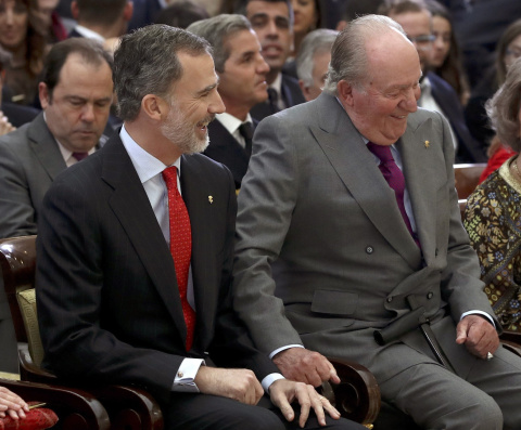  El rey Felipe y su padre, el rey Juan Carlos, momentos antes de asistir a la ceremonia de entrega de los Premios Nacionales del Deporte 2017 que ha tenido lugar hoy en el Palacio de El Pardo. Imagen de enero de 2019 EFE/Ballesteros