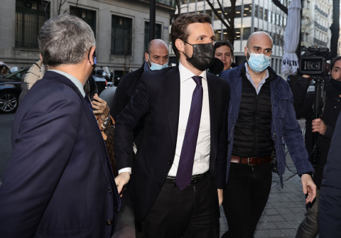  El líder del PP, Pablo Casado (c), a su llegada a una entrevista radiofónica, a 18 de febrero de 2022, en Madrid (España).- EUROPA PRESS