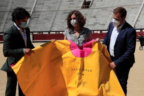  Isabel Díaz Ayuso con un capote en la plaza de toros de Las VentasEFE