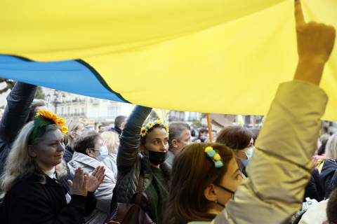 Varias mujeres sujetan una bandera ucraniana durante la concentración realizada este domingo en València para clamar contra la guerra que ha iniciado Rusia contra Ucrania. EFE/Kai Försterling Varias mujeres sujetan una bandera ucraniana durante la concentración realizada este domingo en València para clamar contra la guerra que ha iniciado Rusia contra Ucrania. EFE/Kai Försterling