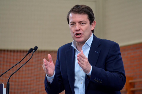  El candidato del PP a la presidencia de la Junta de Castilla y León, Alfonso Fernández Mañueco participa este domingo en Palencia en un mitin electoral. EFE/Almudena Álvarez