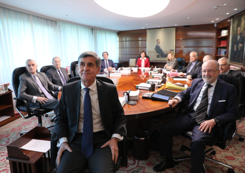  El presidente del Tribunal Constitucional, Pedro González-Trevijano (c) junto a otros jueces, en el primer Pleno jurisdiccional tras la renovación del órgano, en el Tribunal Constitucional, a 15 de diciembre de 2021, en Madrid, (España). - EUROPA PRE