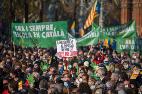  Varias personas acuden a la manifestación contra el fallo del 25% de castellano, a 18 de diciembre de 2021, en Barcelona, Catalunya (España).- Lorena Sopêna / Europa Press