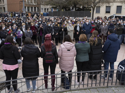  Un momento de la concentración que se ha celebrado hoy martes en la Plaza de España de Cuenca, convocada por la plataforma "123EducaFem", en repulsa por el crimen machista cometido en la pedanía conquense de Nohales. EFE/ José del Olmo.