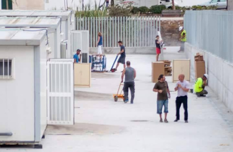  Instalando equipamiento en barracones a la hora que tendrían que haber iniciado las clases. (Radio Victoria)