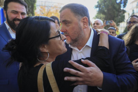 Anna Gabriel saluda Oriol Junqueras davant del Tribunal Suprem a la seva tornada de l'exili. EFE.