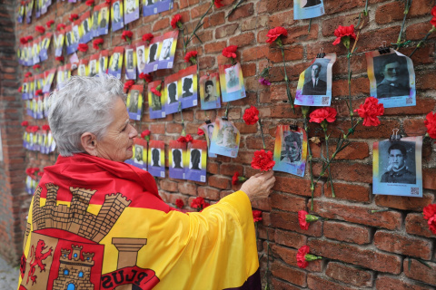 Una mujer coloca una rosa en una pared durante una ofrenda floral y encuentro abierto entre familiares de las víctimas y estudiantes daneses del franquismo, en el cementerio de La Almudena, a 12 de abril de 2022, en Madrid (España). Foto: Isabel Infant Una mujer coloca una rosa en una pared durante una ofrenda floral y encuentro abierto entre familiares de las víctimas y estudiantes daneses del franquismo, en el cementerio de La Almudena, a 12 de abril de 2022, en Madrid (España). Foto: Isabel Infante
