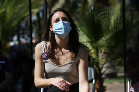 La ministra de Igualdad del Gobierno de España, Irene Montero, se reúne con un grupo de mujeres en un cabildo feminista en Santiago (Chile).- EFE La ministra de Igualdad del Gobierno de España, Irene Montero, se reúne con un grupo de mujeres en un cabildo feminista en Santiago (Chile).- EFE
