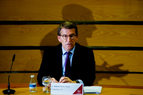 El presidente del PP, Alberto Núñez Feijóo, escucha atentamente a el candidato del PP-A a la reelección, Juanma Moreno, que interviene en un encuentro con empresarios andaluces a 18 de mayo del 2022 en Sevilla (Andalucía, España) Eduardo Briones / El presidente del PP, Alberto Núñez Feijóo, escucha atentamente a el candidato del PP-A a la reelección, Juanma Moreno, que interviene en un encuentro con empresarios andaluces a 18 de mayo del 2022 en Sevilla (Andalucía, España) Eduardo Briones /