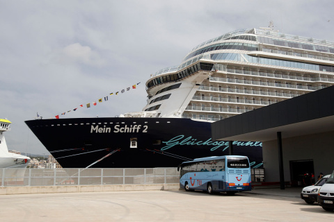  El buque 'Mein Schiff 2' (i), el primer crucero que visita Baleares en 2021, amarrado en la Estación Marítima del Puerto de Palma, el día de su llegada, a 17 de junio de 2021, en Palma de Mallorca, Islas Baleares (España).- EUROPA PRESS