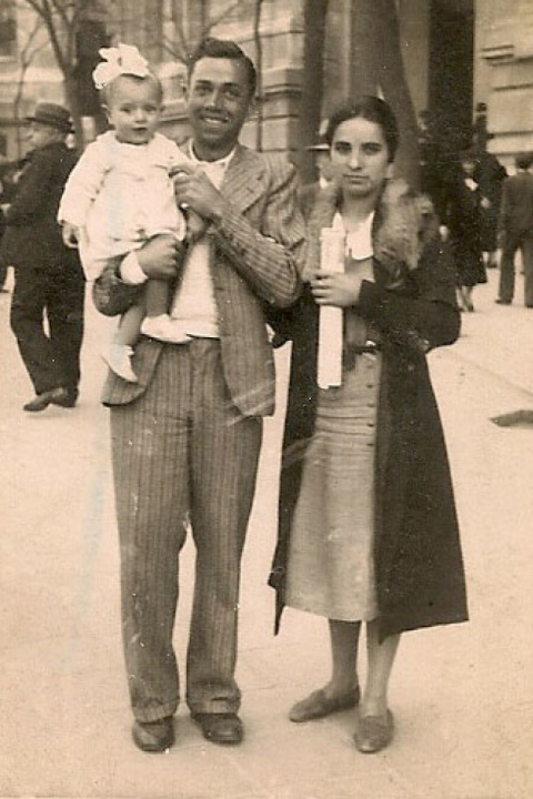 Miguel Hernández en la Gran Vía de Madrid con su hermana Elvira y su sobrina. Miguel Hernández en la Gran Vía de Madrid con su hermana Elvira y su sobrina.