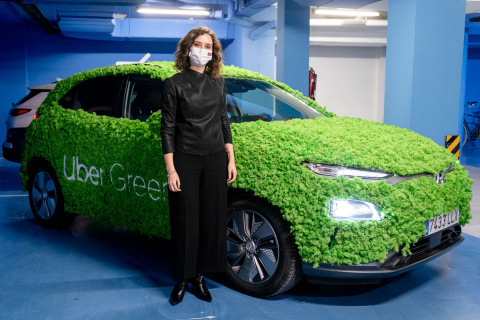 La presidenta de la Comunidad de Madrid, Isabel Díaz Ayuso, posa con un vehículo que promociona Uber Green, en la presentación de Uber Green, en la sede de Uber, a 14 de enero de 2022, en Madrid (España).- EUROPA PRESS La presidenta de la Comunidad de Madrid, Isabel Díaz Ayuso, posa con un vehículo que promociona Uber Green, en la presentación de Uber Green, en la sede de Uber, a 14 de enero de 2022, en Madrid (España).- EUROPA PRESS