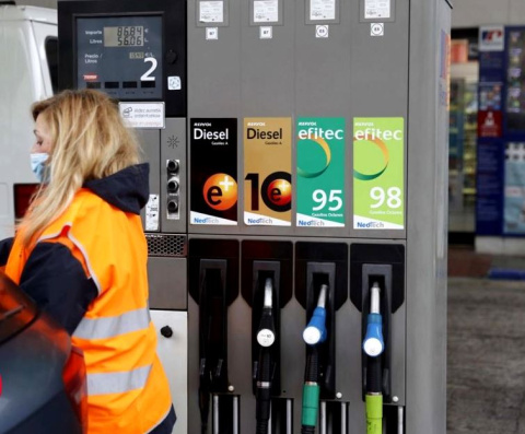  Trabajadora de una gasolinera sirviendo combustible a un vehículo. - Luis Tejido / EFE