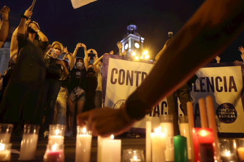 Concentración en la Puerta del Sol tras el asesinato de otra mujer a manos de un hombre. - Juanjo Martín/EFE