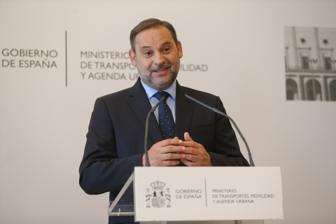 El exministro de Transportes, Movilidad y Agenda Urbana, José Luis Ábalos, interviene en el acto de traspaso de la cartera ministerial a la nueva ministra, en la sede ministerial, a 12 de julio de 2021, en Madrid (España). -Isabel Infantes / Europa Pre