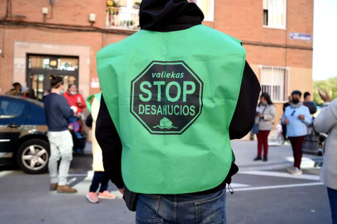  Un activista de STOP Desahucios acude a una protesta el desalojo de una familia de su vivienda, en Madrid. E.P./Gustavo Valiente