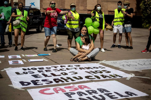  Manuela Martín y su hija Ari, de dos años, protestan en la puerta del Caixa Forum de Madrid para pedir a Caixabank un alquiler social tras su desahucio en Vallecas en 2021. - Jairo Vargas