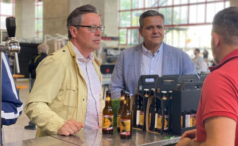  Alfonso Serrano (izq.) durante una feria de cerveza artesana. - Instagram PP Comunidad de Madrid