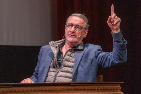 El periodista Carlos Herrera gesticula en su intervención en "Diálogos de Cuaresma" a 3 de marzo de 2023 en Sevilla. -FRANCISCO J. OLMO / Europa Press El periodista Carlos Herrera gesticula en su intervención en "Diálogos de Cuaresma" a 3 de marzo de 2023 en Sevilla.-FRANCISCO J. OLMO / Europa Press