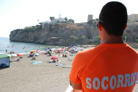Imagen de archivo de un socorrista en Rincón de la Victoria (Málaga). - D.B. Imagen de archivo de un socorrista en Rincón de la Victoria (Málaga). - D.B.