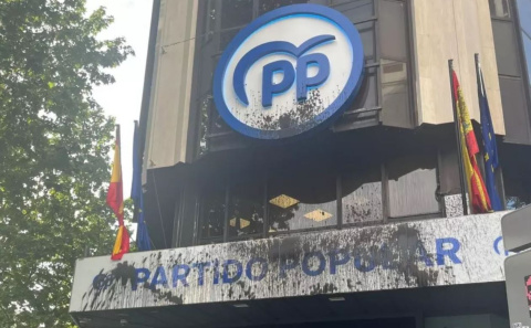  El grupo de activistas medioambientales Futuro Vegetal pintó la sede del Partido Popular en calle Génova (Madrid). - Público