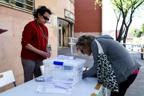  Una mujer ejerce su derecho a la participación ciudadana en la consulta popular en defensa de la Sanidad pública. - Gustavo Valiente / Europa Press