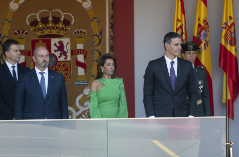 El presidente del Senado, la ministra de Transporte, Movilidad y Agenda Urbana en funciones, Raquel Sánchez y Pedro Sánchez durante el desfile del 12 de octubre. -ALBERTO ORTEGA / Europa Press