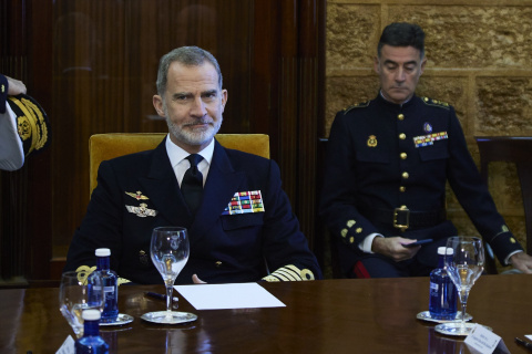El rey Felipe VI durante la visita a las instalaciones de la Fuerza de Infantería de Marina en San Fernando, a 16 de diciembre de 2022 en Sevilla (Andalucía, España). -Joaquin Corchero / Europa Press