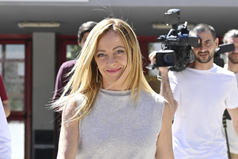  La presidenta del partido italiano 'Fratelli d'Italia, Giorgia Meloni (L), se va después de emitir su voto durante las operaciones de votación en una mesa electoral para votar cinco referéndums sobre justicia en Génova, Italia, el 12 de junio de 2022