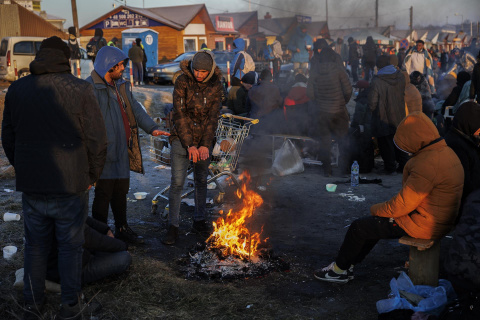 Varias personas procedentes de Ucrania, en su mayoría de nacionalidad no ucraniana, tratan de combatir el frio en las inmediaciones de la frontera con Ucrania en Medyka (Polonia). EFE / Biel Aliño Varias personas procedentes de Ucrania, en su mayoría de nacionalidad no ucraniana, tratan de combatir el frio en las inmediaciones de la frontera con Ucrania en Medyka (Polonia). EFE / Biel Aliño
