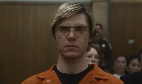 El personaje de Jeffrey Dahmer en la serie 'Monster: The Jeffrey Dahmer Story'. -Netflix