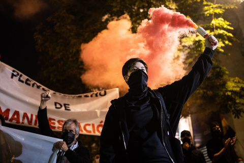 Una mujer sostiene un bote de humo naranja, en una manifestación contra las leyes represivas, a 16 de octubre de 2021, en Madrid, (España). -Alejandro Martínez Vélez / Europa Press
