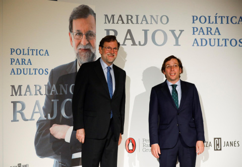El expresidente del Gobierno, Mariano Rajoy, acompañado por el alcalde de Madrid, José Luis Martínez-Almeida, a su llegada a la presentación de su libro "Política para adultos", este miércoles en el Casino de Madrid. EFE/David Fernández El expresidente del Gobierno, Mariano Rajoy, acompañado por el alcalde de Madrid, José Luis Martínez-Almeida, a su llegada a la presentación de su libro "Política para adultos", este miércoles en el Casino de Madrid. EFE/David Fernández