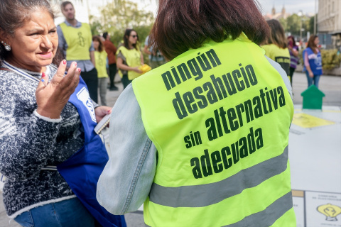  Una activista de Amnistía Internacional (AI) con un chaleco que reza "Ningún desahucio sin alternativa adecuada" se manifiesta frente al Congreso de los Diputados para denunciar los retrasos en la Ley de Vivienda, a 26 de octubre de 2022, en Madrid (Es